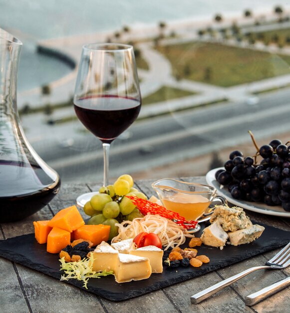 Assiette de fromages au vin rouge