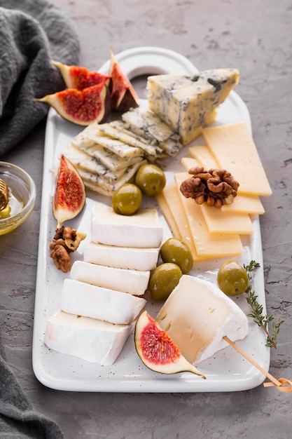 Photo gratuite assiette de fromages aux olives