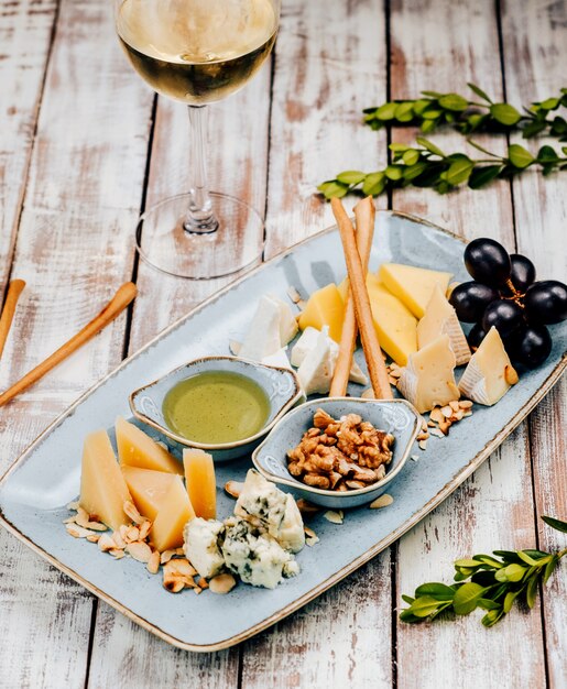 Assiette de fromages avec bâtonnets croustillants et raisins