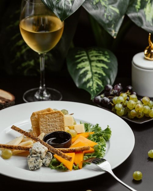 Assiette de fromages avec des bâtonnets de pain et des craquelins