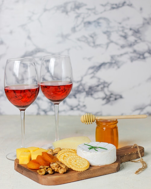 Assiette de fromages, camembert, romarin, craquelins, abricots secs et noix