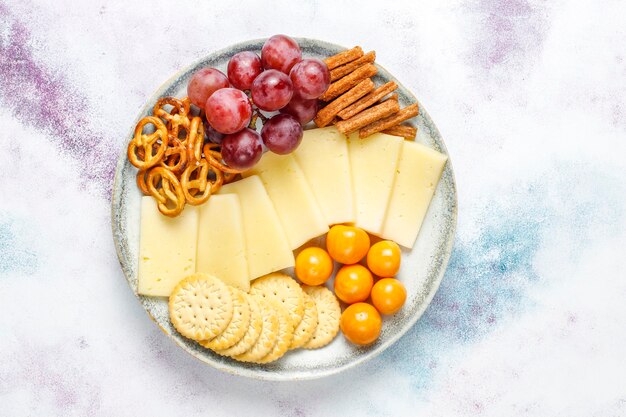 Assiette de fromages avec délicieux fromage tilsiter et collations.