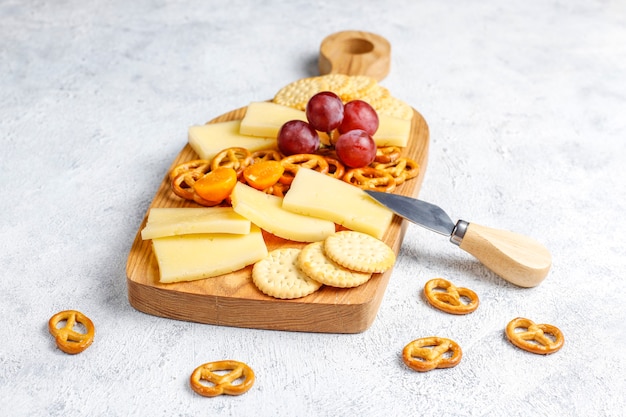 Assiette de fromages avec délicieux fromage tilsiter et collations.