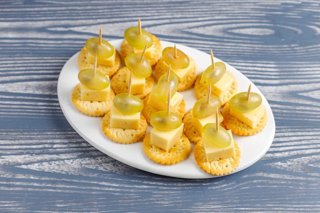 Assiette de fromages avec délicieux fromage tilsiter et collations.