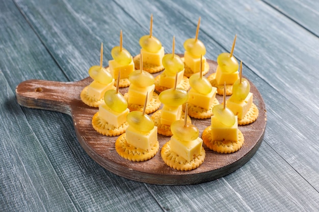 Assiette de fromages avec délicieux fromage tilsiter et collations.