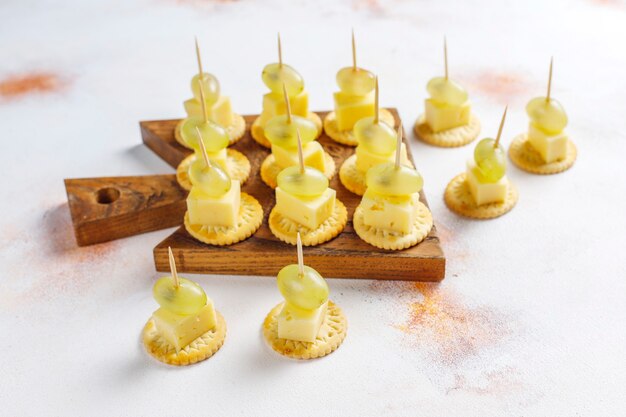 Assiette de fromages avec délicieux fromage tilsiter et collations.