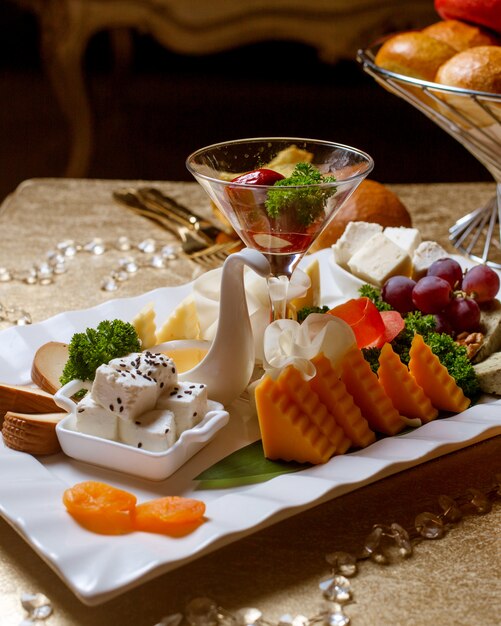 Assiette de fromages sur la table