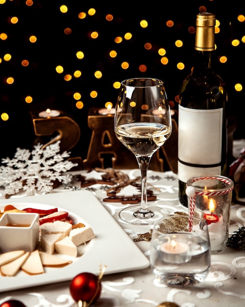 Assiette de fromages et verre de vin blanc