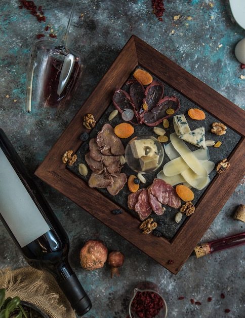 Assiette de fromages vue de dessus avec noix et fruits secs