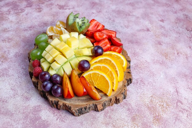 Assiette de fruits et baies, cuisine vegan.