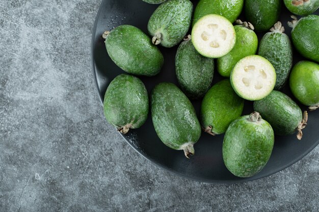 Assiette de fruits feijoa sur marbre.