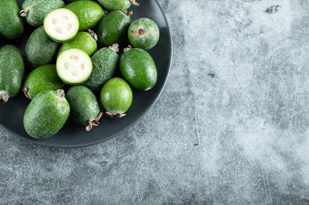 Assiette de fruits feijoa sur marbre.