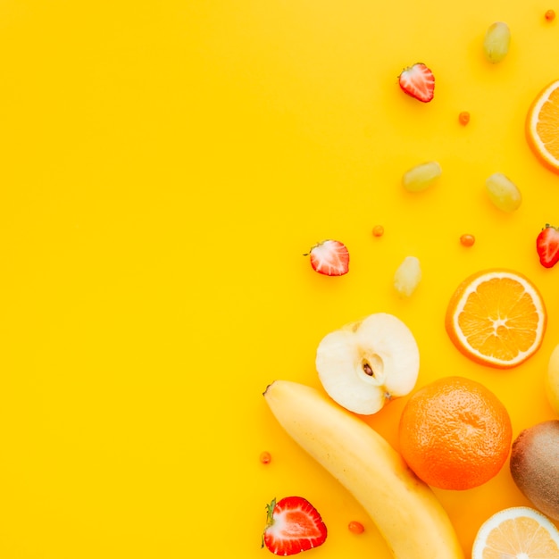 Assiette de fruits sur fond jaune