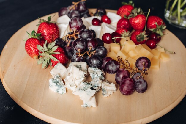 Assiette de fruits et fromages assortis.