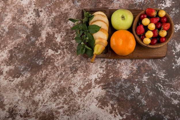 Assiette de fruits à la menthe sur le marbre