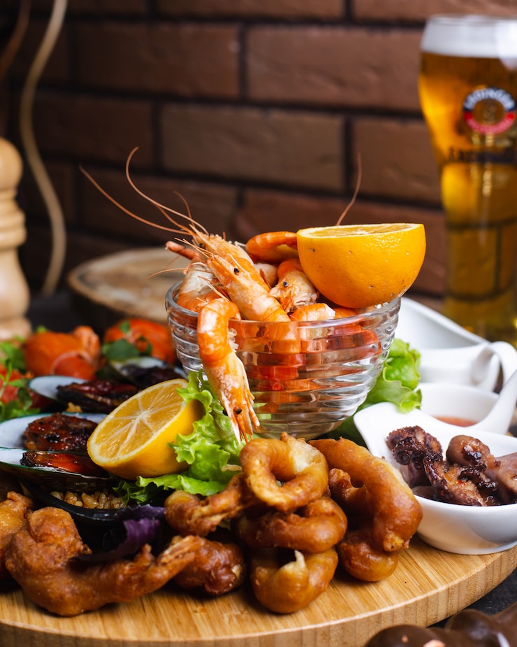 Photo gratuit assiette de fruits de mer aux crevettes, moules, servie avec citron