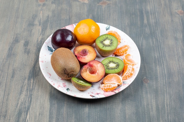 Assiette de fruits tranchés sur une surface en bois