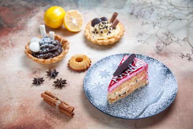 Photo gratuite une assiette de gâteau de bâtons de cannelle gâteau au citron biscuits à l'anis étoilé cupcakes