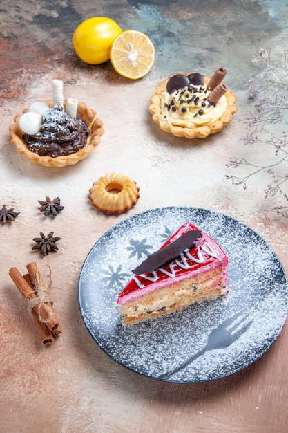 Une assiette de gâteau de gâteau avec des petits gâteaux biscuits au chocolat anis étoilé au citron