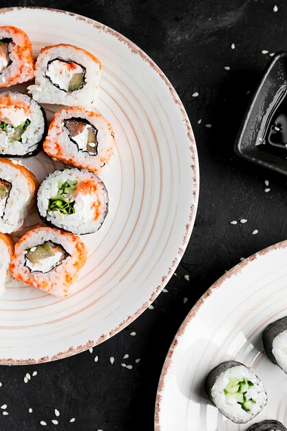 Assiette gros plan avec sushi
