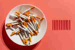 Photo gratuite assiette avec habit de cigarettes