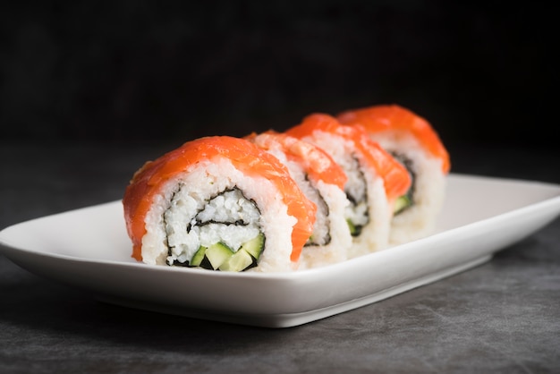 Photo gratuite assiette haute angle avec sushi