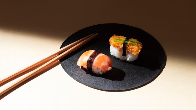 Assiette haute angle avec sushi