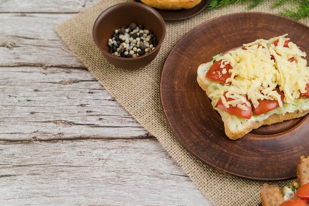 Photo gratuite assiette haute avec bruschettas