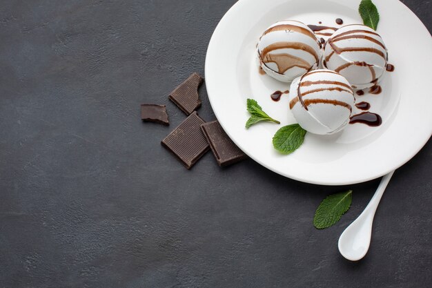 Assiette haute avec glace aromatisée