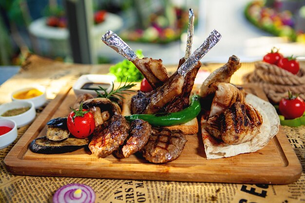 Assiette de kebabs avec brochettes de tikka, lula, poulet et légumes