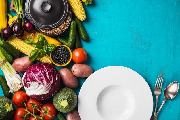 Assiette et légumes frais