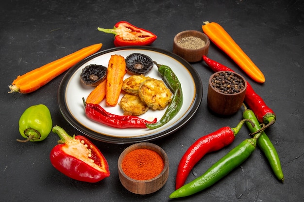 assiette de légumes de légumes rôtis à côté des épices légumes