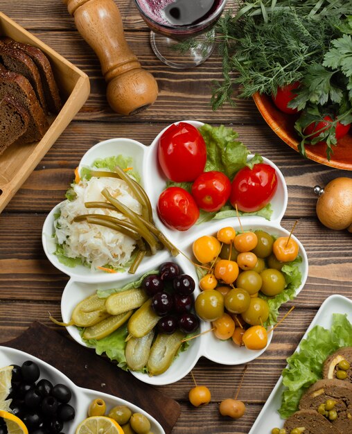 assiette de légumes marinés de tomate, cornichons, chou