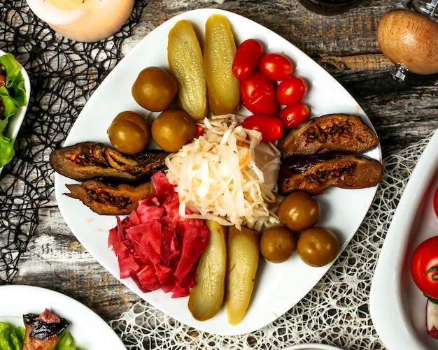 Une assiette de mélange de cornichons sur la table