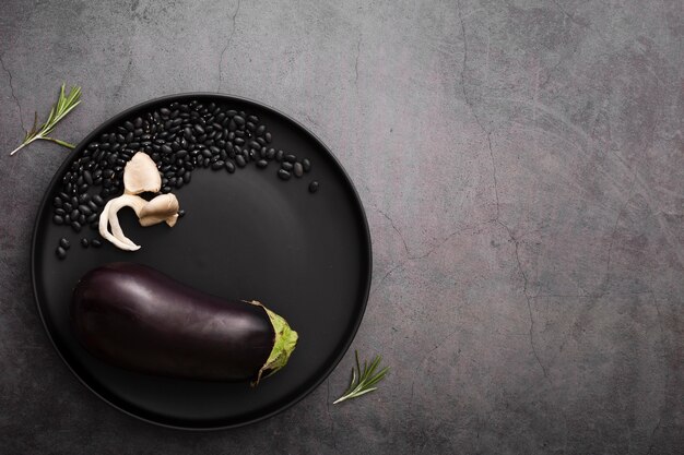 Assiette minimaliste avec aubergines et graines