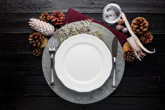 Assiette de Noël vide vue de dessus