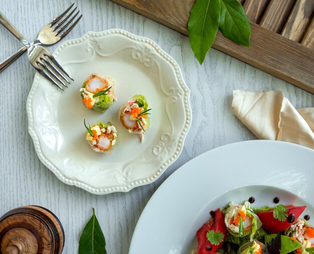 Une assiette avec de la nourriture et des fourchettes