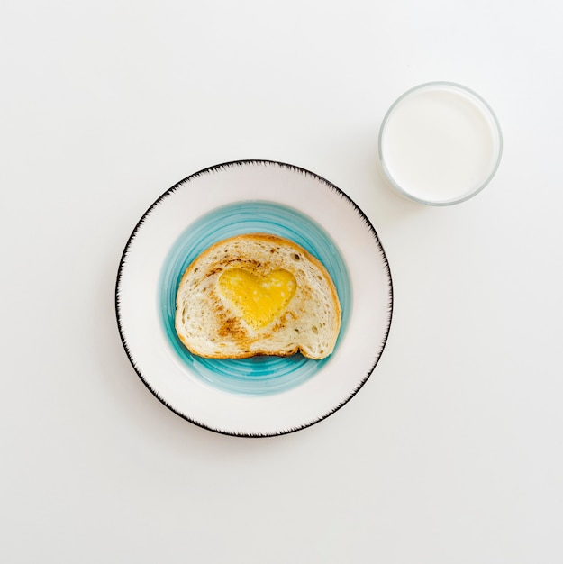 Photo gratuite assiette avec oeuf en forme de coeur pour bébé