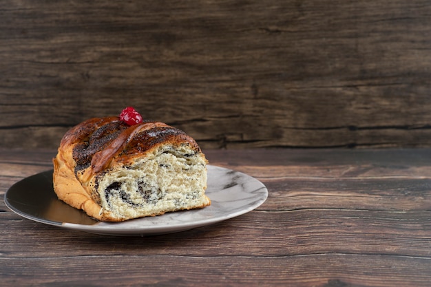 Assiette de pâte fraîche tranchée placée sur une surface en bois.