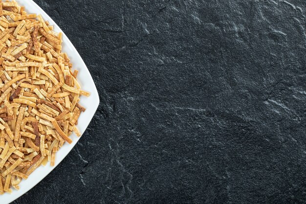 Assiette de pâtes crues sur fond sombre. photo de haute qualité