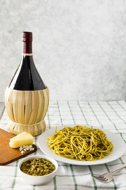 Assiette de pâtes italiennes avec bouteille de vin
