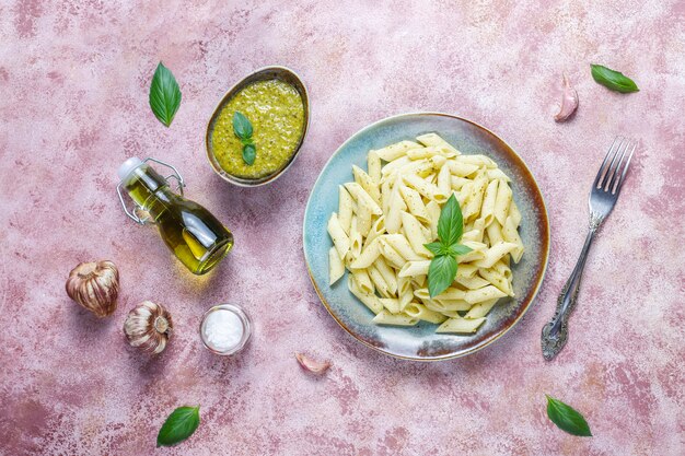 Assiette de pâtes avec sauce pesto maison.