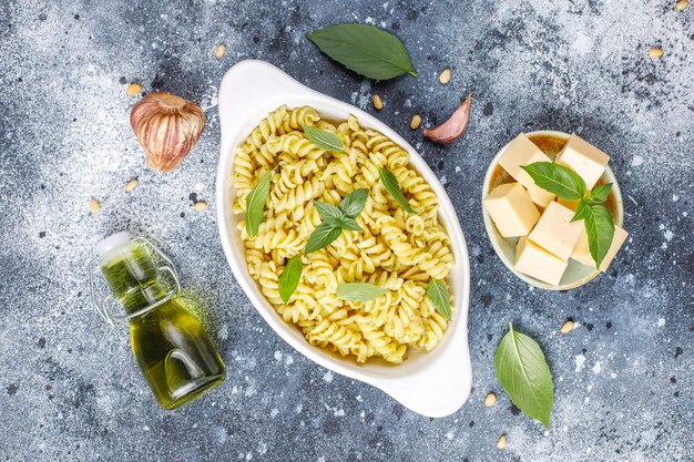 Assiette de pâtes avec sauce pesto maison.