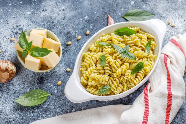 Assiette de pâtes avec sauce pesto maison.