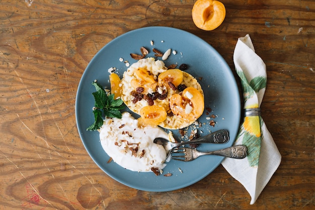 Photo gratuite assiette avec petit-déjeuner sain