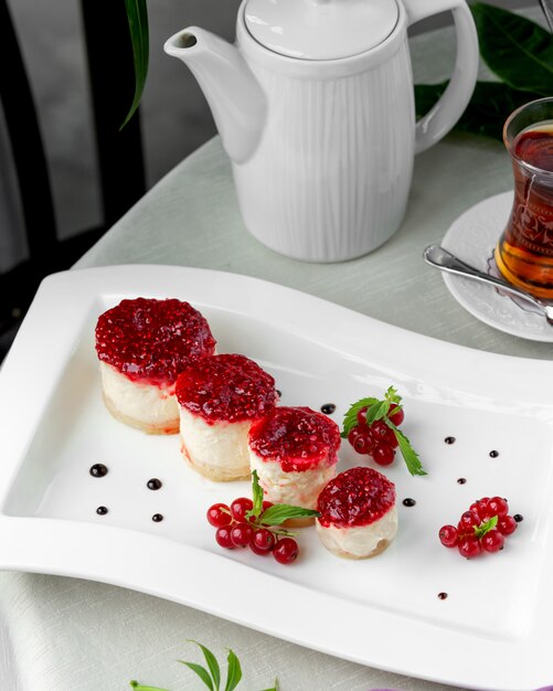 Assiette de petits gâteaux au fromage aux groseilles rouges et rondes