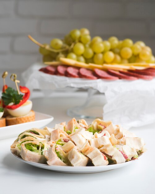 Assiette avec petits pains et fruits