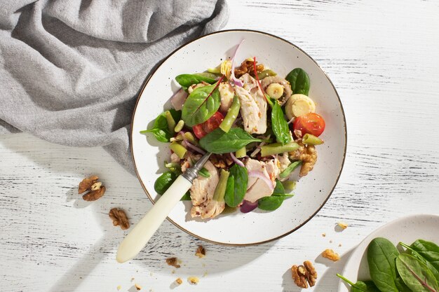 Assiette plate avec des aliments diététiques céto et des noix