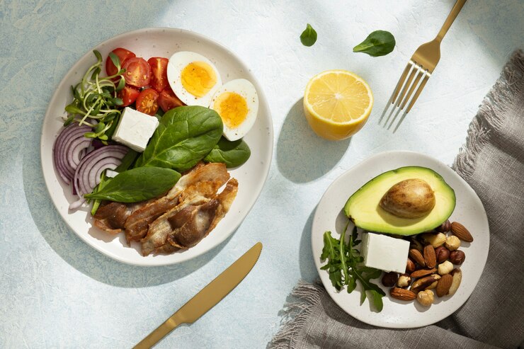 Photo gratuit assiette plate avec des aliments diététiques céto et des noix