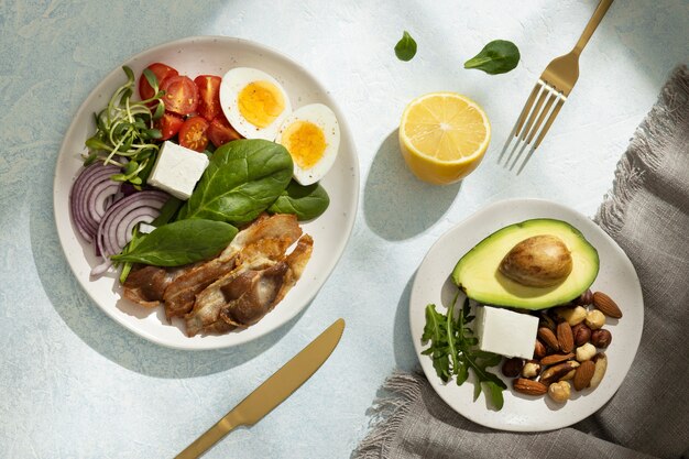 Assiette plate avec des aliments diététiques céto et des noix